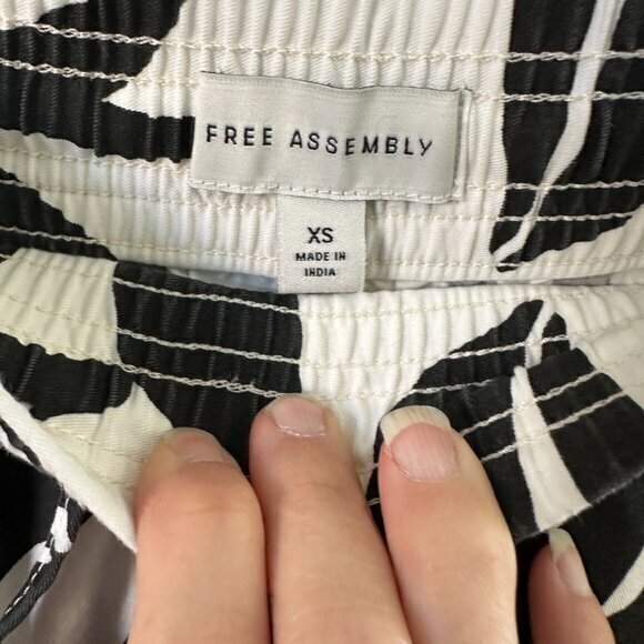 Free Assembly Black & White Floral Shorts Size X-Small - Picture 3 of 7